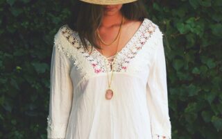 Estilo boho chic com chapéu e bata