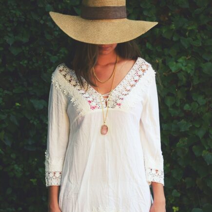 Estilo boho chic com chapéu e bata