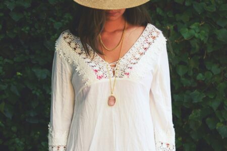 Estilo boho chic com chapéu e bata