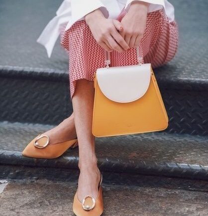 bolsa e sapatos diferentes