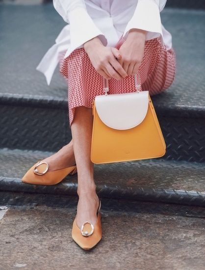 bolsa e sapatos diferentes