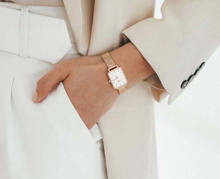 estilo minimalista feminino com blazer e alfaiataria