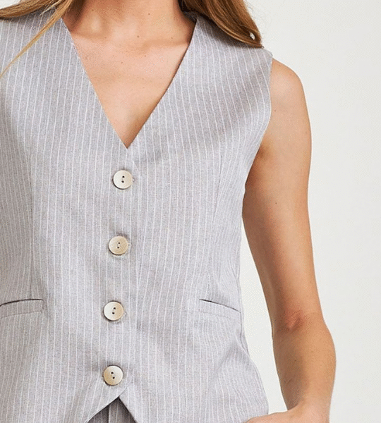 colete de alfaiataria na cor bege clara