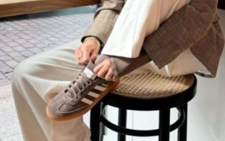 mulher sentada em um caf&eacute; com um look estiloso