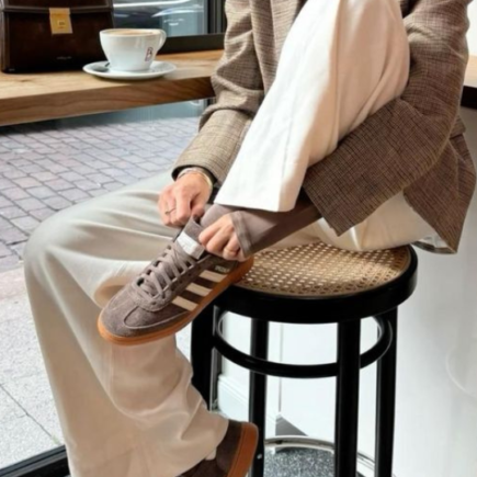 mulher sentada em um caf&eacute; com um look estiloso