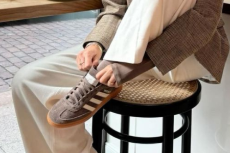 mulher sentada em um café com um look estiloso