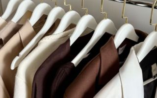 blazers organizados nos cabides