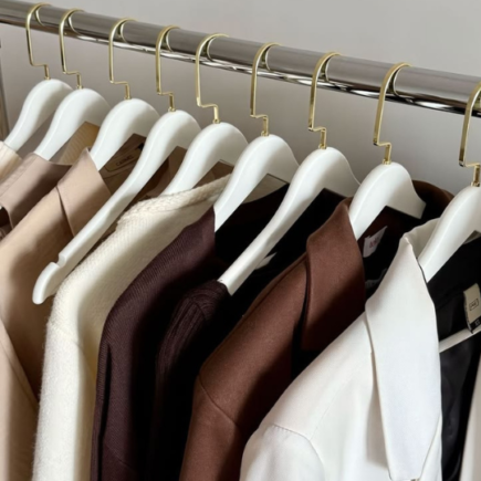 blazers organizados nos cabides