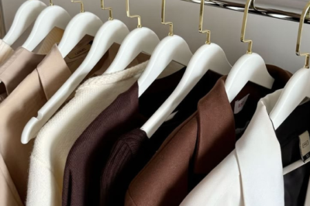 blazers organizados nos cabides