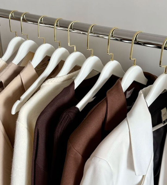 blazers organizados nos cabides